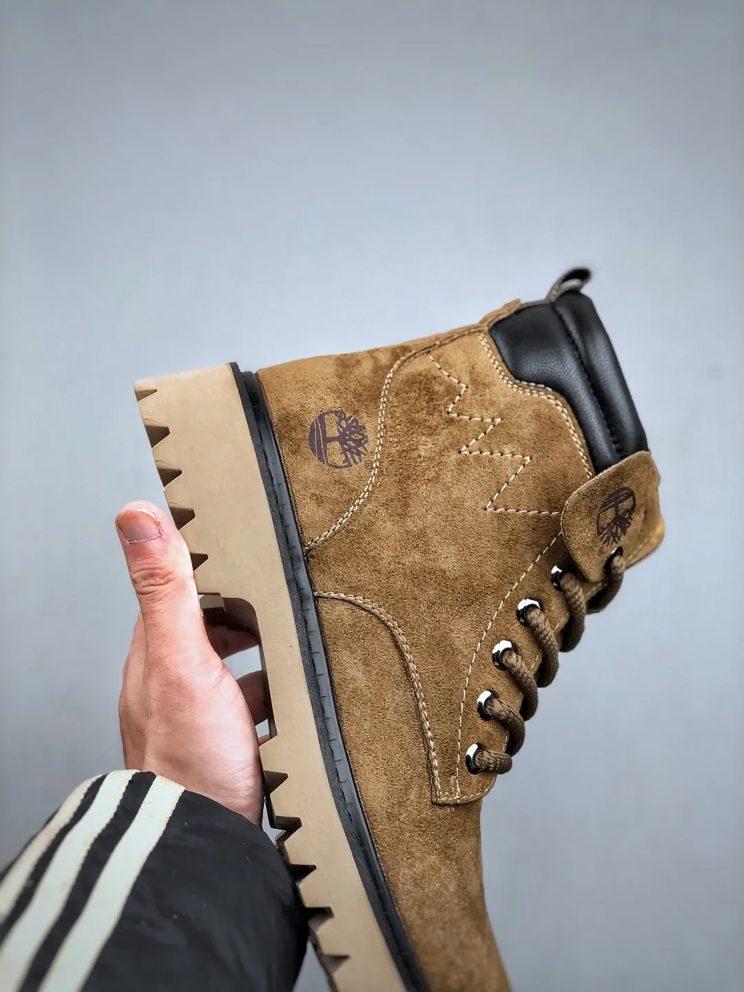 Local 💰640 supports store opening new goods 🚀 #Timberland Timberland/Timberland new autumn and winter products essential outdoor leisure rhubarb boots series for autumn and winter #Guangdong Dachang quality original box original packaging fashion trend matching fabrics made of Italian 🇮🇹 top matte fine-grained cowhide lightweight outsole with anti-odor and anti-corrosion genuine leather latex insoles from outsole to hardware are made from OEM raw materials Same as the original Goodyear's never-opening glue process. Good products don't kill pigs. The quality of the first order is strictly controlled. Exclusively released on the entire network. The quality is beyond doubt. The full set of official website unified packaging gives you a perfect wearing experience. The quality is exquisite and durable. A must-have for sportsmen. Specializes in not looking handsome. High-quality feet feel first-class. This winter, it is specially used for outdoor cold protection. Daily casual matching. Size: 38-44 (leather shoe size)